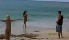 Teenager sulla spiaggia - Nudiste lesbica cercano compagnia #3