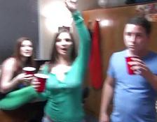 Ubriaca ragazza del college fa una festa in dormitorio, scopando con le amiche #3