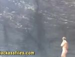 Giovani ragazze nudiste si radunano in spiaggia #1