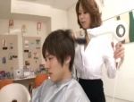 La parrucchiera giapponese si fa molestare al lavoro #1