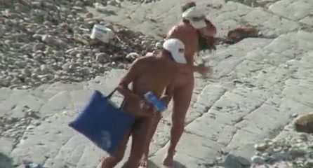 Amatoriale moglie e marito scopano nudi sulla spiaggia vicino al mare #18