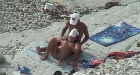 Amatoriale moglie e marito scopano nudi sulla spiaggia vicino al mare #6