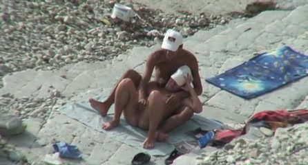 Amatoriale moglie e marito scopano nudi sulla spiaggia vicino al mare #7