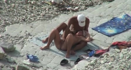 Amatoriale moglie e marito scopano nudi sulla spiaggia vicino al mare #8