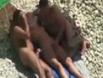 Sesso con tre partecipanti sulla spiaggia