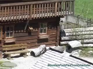 Belle e giovani ragazze lesbiche che scopano in chalet in montagna #1