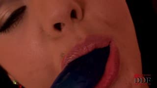 Angelina Wild si masturba con il nuovo dildo