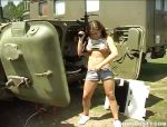 Soldatessa si masturba nel carroarmato #3