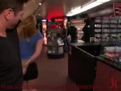 Ragazza legata e scopata da due cazzi in un negozio di video porno #1