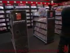Ragazza legata e scopata da due cazzi in un negozio di video porno #4