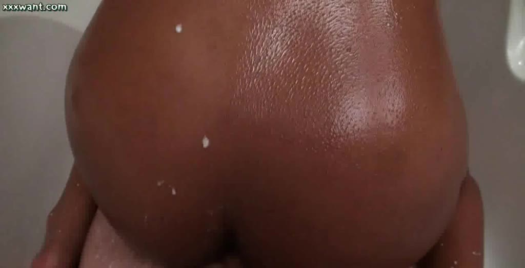 Ladyboy, transessuale color cioccolato lo prende nel culo durante la doccia #9