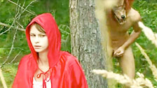 Beata Undine interpreta Cappuccetto Rosso, scopando con il lupo cattivo