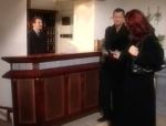 Katy Borman tradisce il marito nella stanza di un hotel #2