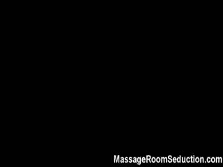 Ragazza arrapata viene registrata nella stanza massaggi da videocamera nascosta #1