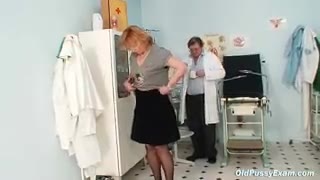 Nonna con capelli rossi mostra la figa sporca al ginecologo arrapato #5