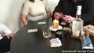 Nonna gioca a poker e viene scopata da due ragazzi arrapati #7