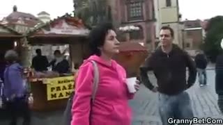 Una turista anziana molto vogliosa che cavalca un cazzo duro #2