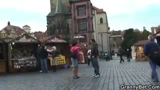 Una turista anziana molto vogliosa che cavalca un cazzo duro #4