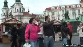 Una turista anziana molto vogliosa che cavalca un cazzo duro #5