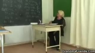 Due studenti convincono la maestra anziana a chiavare #1