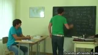 Due studenti convincono la maestra anziana a chiavare #2