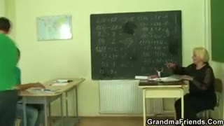 Due studenti convincono la maestra anziana a chiavare #3
