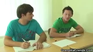 Due studenti convincono la maestra anziana a chiavare #4