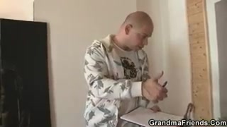 Zoccola con una certa età ne prende due per volta #10