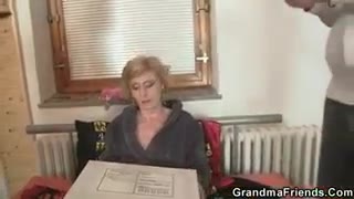 Zoccola con una certa età ne prende due per volta #4