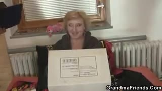 Zoccola con una certa età ne prende due per volta #7