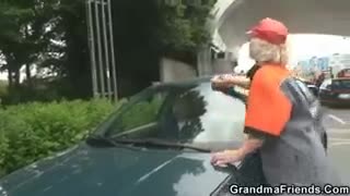 Questa nonna puttanella ama prendere due cazzi contemporaneamente #1