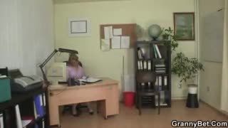 Donna in ufficio da di testa e viene sfondata sul tavolo sesso al lavoro #1