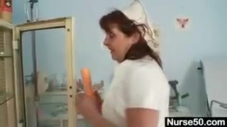 Procace nonna in video amatoriale viene sul dildo che usa per masturbarsi #4