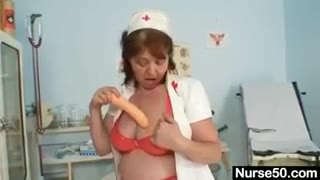 Procace nonna in video amatoriale viene sul dildo che usa per masturbarsi #5