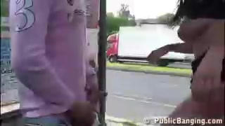 Ragazza alla fermata dell'autobus si fa scopare da due uomini #14