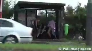 Ragazza alla fermata dell'autobus si fa scopare da due uomini #5
