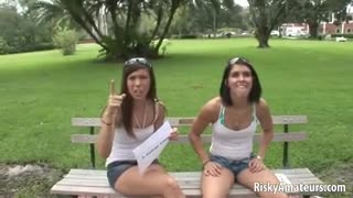 Due ragazze amatoriali lesbiche si divertono a giocare per strada #1