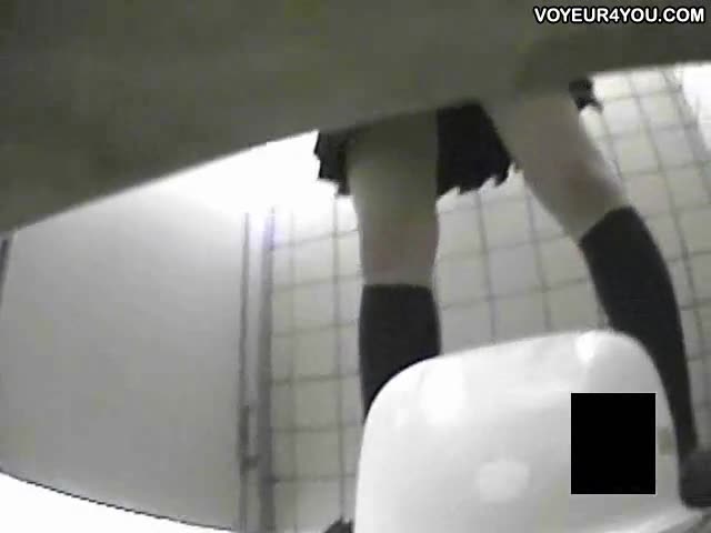 Una telecamera nascosta nei bagni filma le masturbazioni di ragazze #2