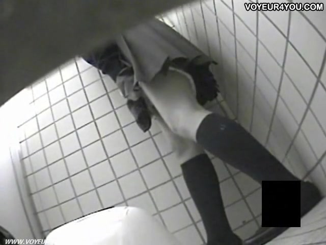 Una telecamera nascosta nei bagni filma le masturbazioni di ragazze #20