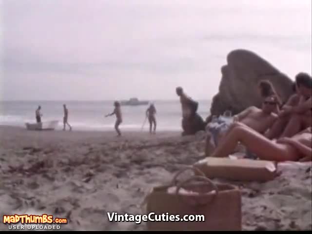 Ragazze nudiste impazziscono sulla spiaggia #1