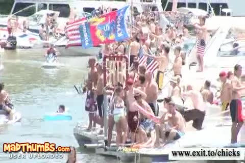 Festa in barca con un sacco di gente arrapata #3