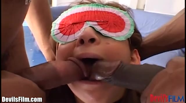 Estasiante DP durante una gangbang con sesso di gruppo #4