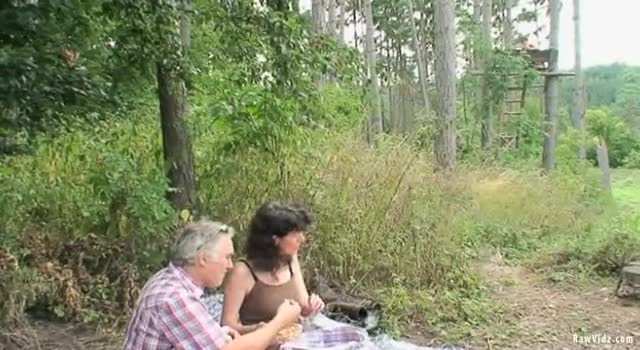 Coppia di maturi fa sesso all'aperto in mezzo ai boschi su una tovaglia #1