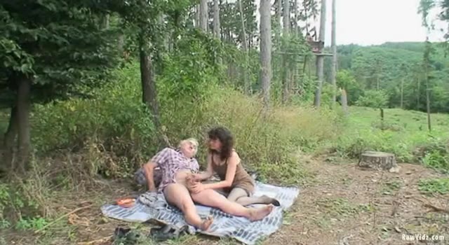 Coppia di maturi fa sesso all'aperto in mezzo ai boschi su una tovaglia #7