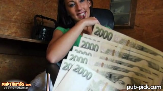 La strettissima ragazza dalla Repubblica Ceca viene pagata per la chiavata #10