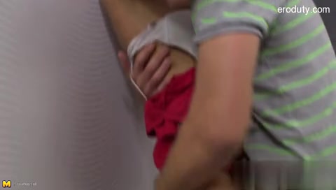 La mamma torna a casa e il figliolo se la sbatte.