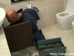 Idraulico sedotto da una zoccola matura e affamata di sesso #6