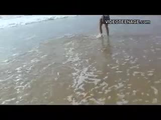 adolescente nudisti si fanno delle chiavate a modo in spiaggia #1