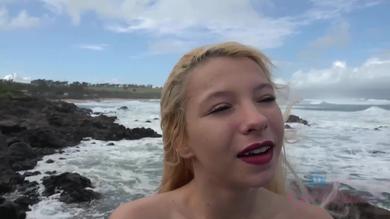Teenager bionda fa la troia al mare e si fa masturbare  #1