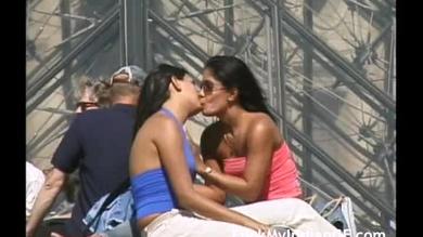 Lesbiche indiane amatoriali si baciano in pubblico intensamente 
